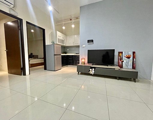 左營高鐵台鐵捷運新光百貨美聯社家樂福超市 - Image 1