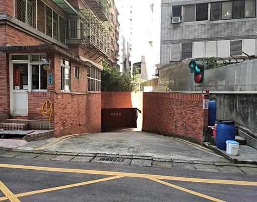 鄰近亞東醫院,出租室內機械車位 - Image 1