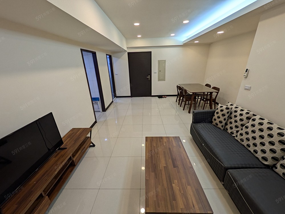 客廳、餐廳及廚房(空間寬敞明亮)