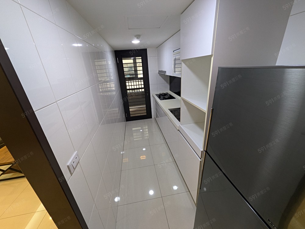 獨立大廚房(附電器櫃及冰箱)