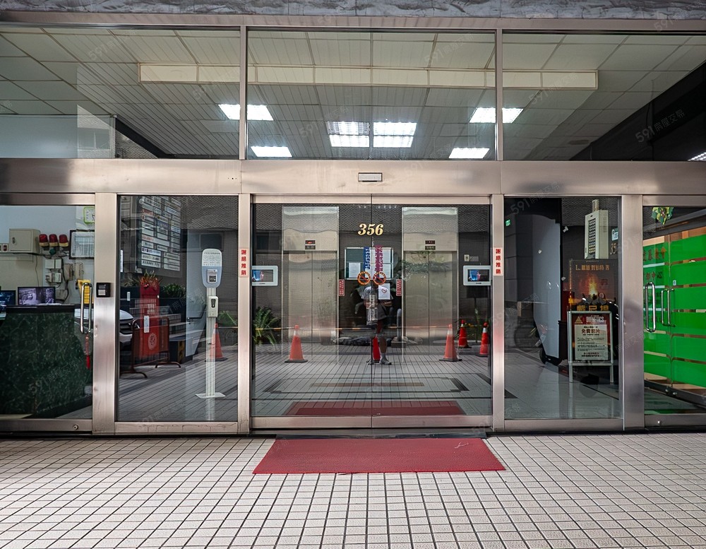 世電南京廣場門面