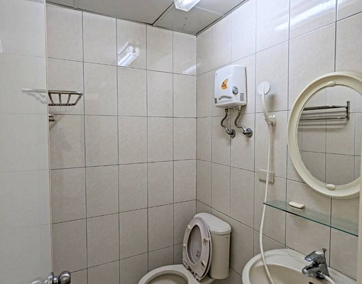 商圈陽台大套房近公車站/短租另計 - Image 2