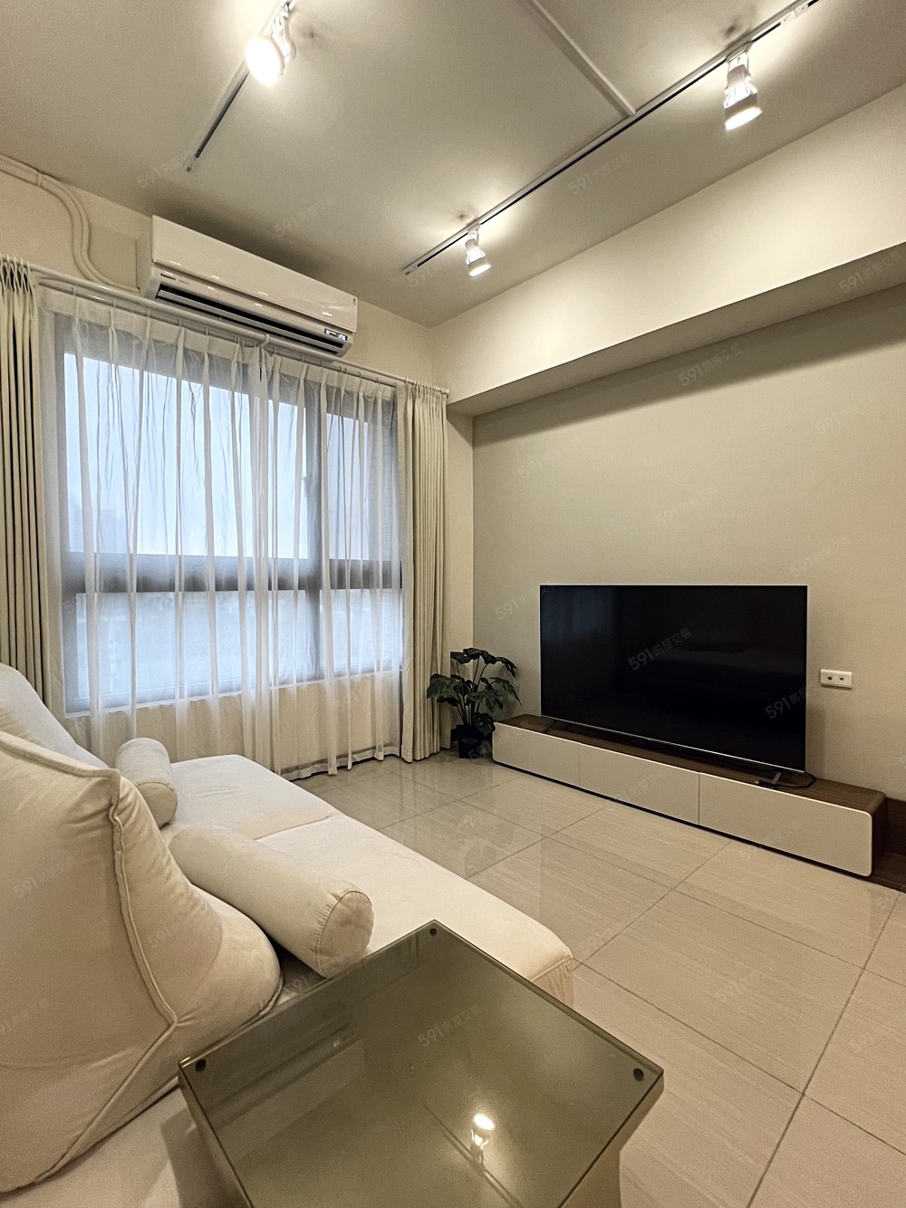 全新沙發搭配65吋OLED大電視