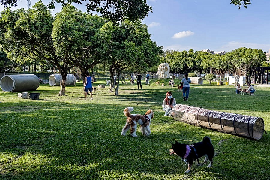 基地周邊有數座公園圍繞。