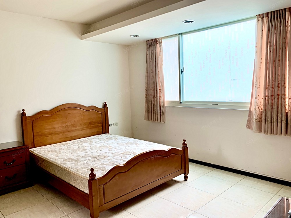 房間有大窗戶，採光充足