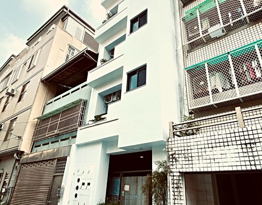 台中文學館旁|頂級裝潢電梯大套房|含浴缸陽台 - Image 4