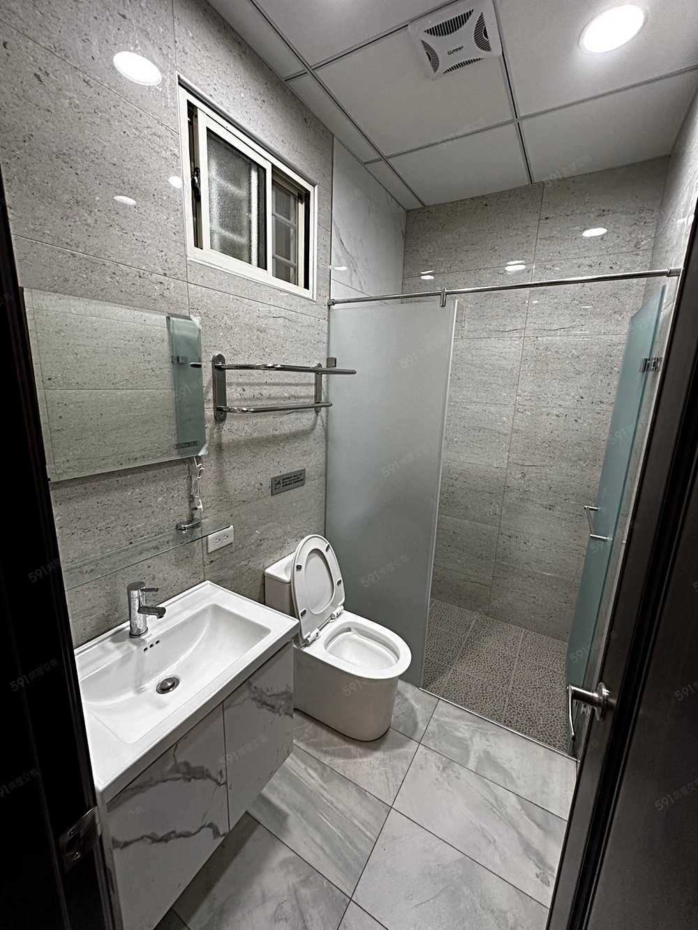 浴室有對外小窗戶,可避免異味,保持通風