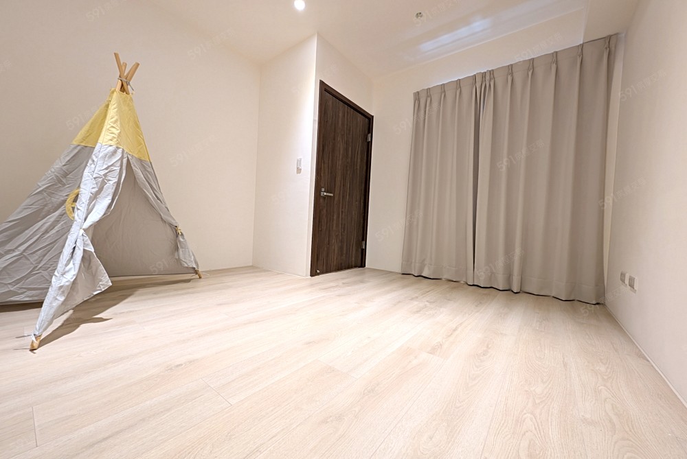 開窗大次臥,放得下雙人床、衣櫥、化妝台