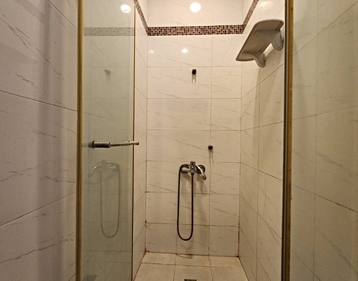 喜來登旁。景觀電梯套房出租。有陽台 - Image 7