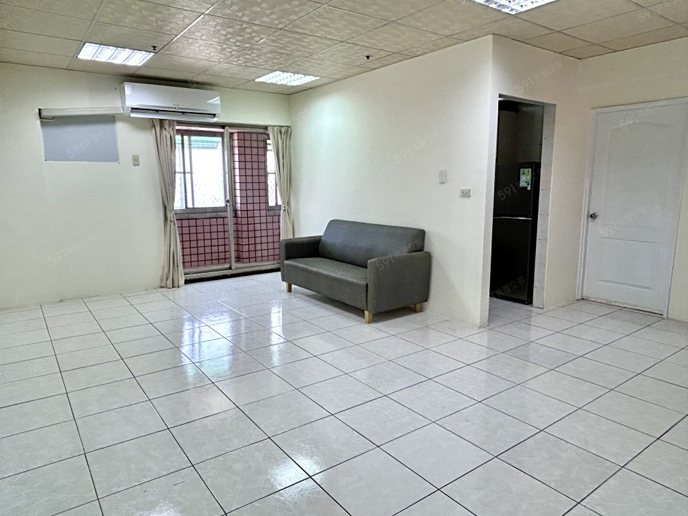 客廳空間寬敞,通風光線足