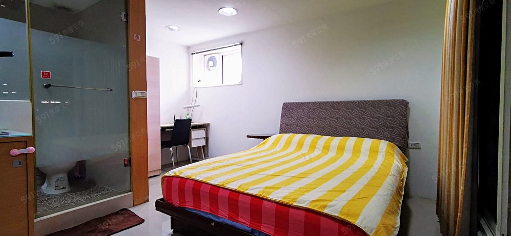 靠床邊有通風窗
兩面的採光通風