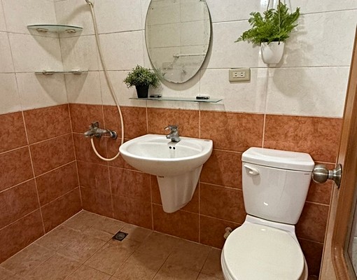 高雄小余🐟英明路近三多明亮公寓分租套房!爬樓梯喔 - Image 3