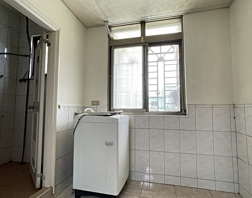 近小港醫院、熱鬧漢民商圈透天套/雅房出租 - Image 2