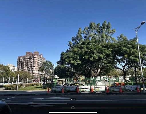 中壢夜市旁的透店 - Image 1