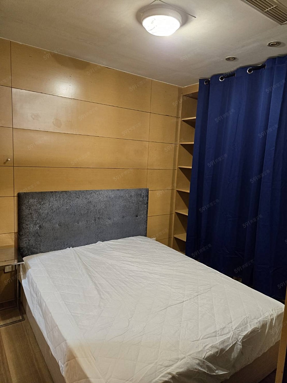 雙人床,布簾衣櫃,不必怕拉開衣櫃就沒走道