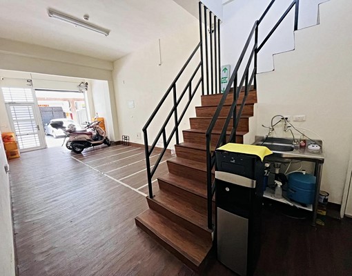 建工路稀有釋出可租補獨洗衣大坪數大陽台採光套房 - Image 2