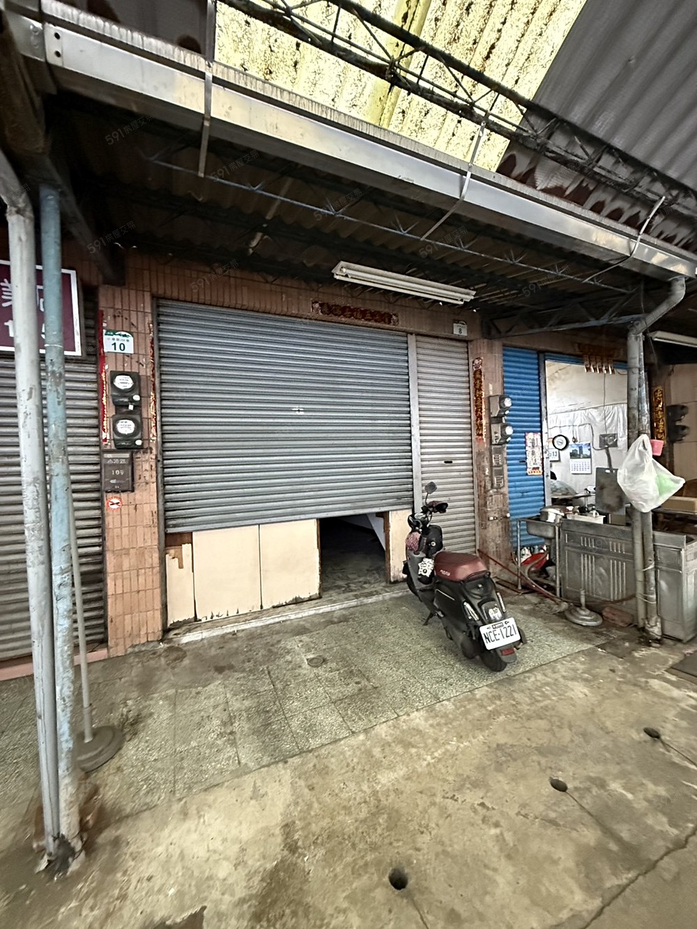 門口,後面是傳統市場