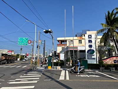 亞熱帶｜臨路邊間｜顯眼電梯金店面