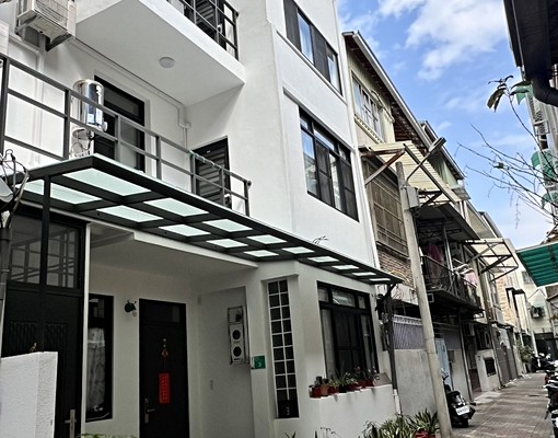 新裝修透天,全新家電家具,單層小家庭或伴侶功能,優等大套房 - Image 1