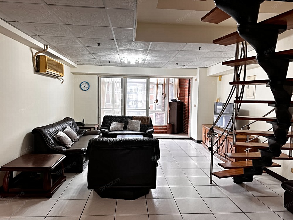 從餐廳望向玄關的方向,又旋轉梯上16樓