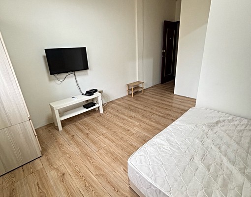 市區寧靜2樓大窗戶套房 - Image 3