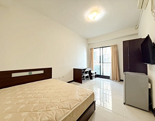 高CP大套房,採光好通風佳,個人洗衣機,39吋電視 - Image 1