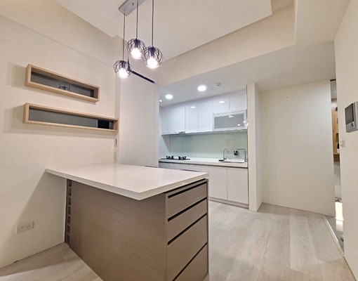 租@中央路樂子美裝潢+全室家電家具+平車@ - Image 4