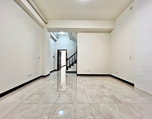 豐原大道內活巷/前院停車/雙套房/可工作室或住家/極新美透天 - Image 13