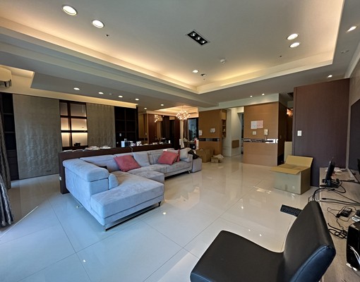 高鐵商圈博愛之星質感精致裝潢3+1房車位 - Image 1