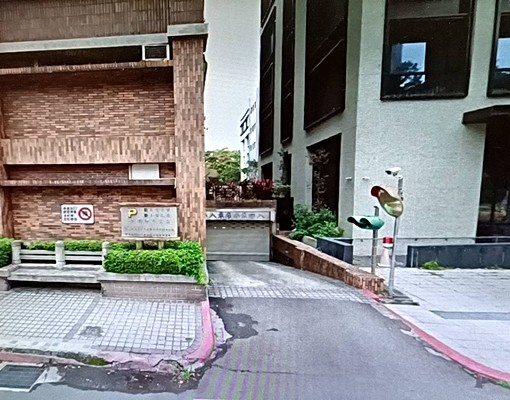 杭州南路仁愛路口地下室一樓超好停平面式大車位出租 - Image 2