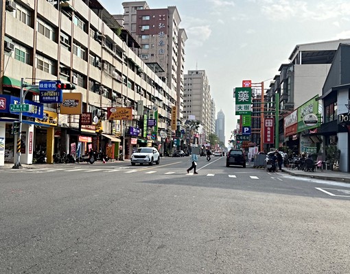 正青年路三角窗店面 - Image 5