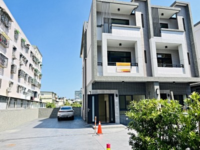 宜蘭大學旁靜巷4車位大地坪全新雙併透天