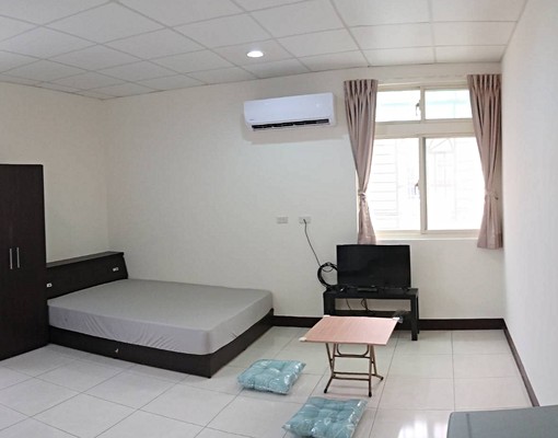 明亮舒適務實大套房,家具家電齊全,一只皮箱可入住 - Image 1