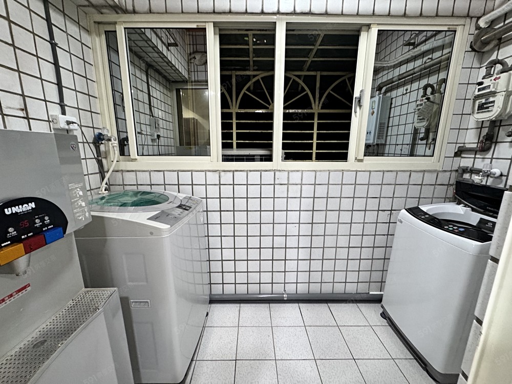 外陽台-兩台洗衣機，賀眾冰溫熱飲水機