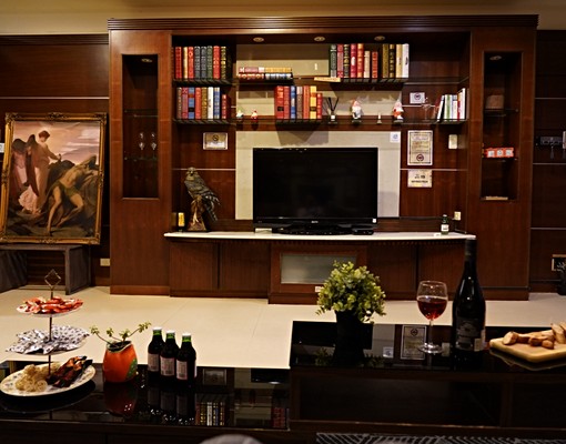 古典裝潢透天別墅/五層樓5大房/近市政府 - Image 1