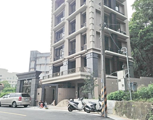 再興電梯2房車位 - Image 1