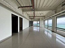 中正東路一段海帝河景第一排..