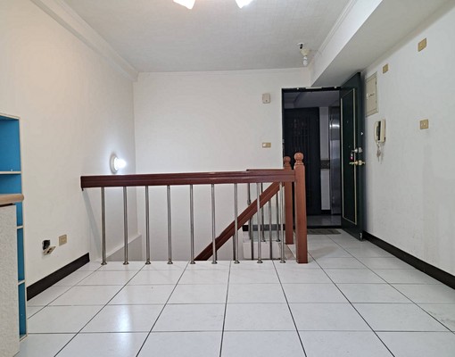 稀有合法樓中樓一房二廳房出租 - Image 3