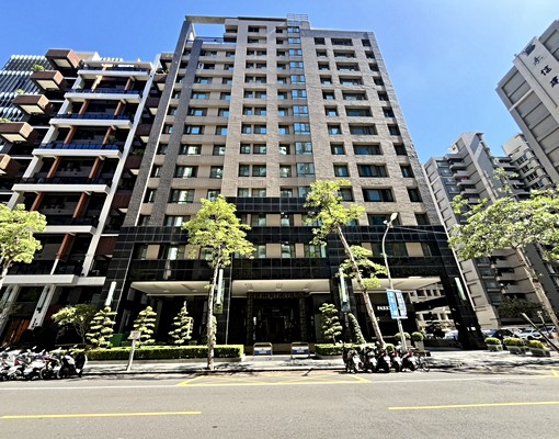 巨蛋商圈🔥超大空間🔥採光大四房+平面車位🔥 - Image 1