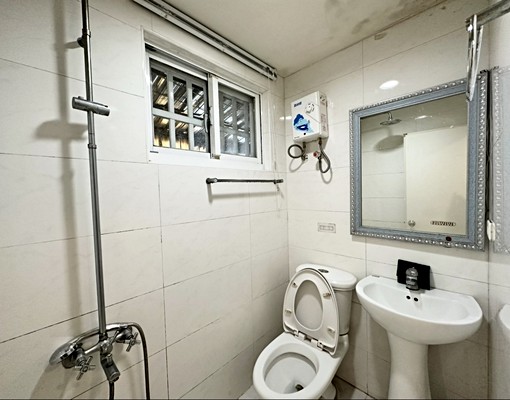 「林森路」獨立套房廁所有窗戶 - Image 2