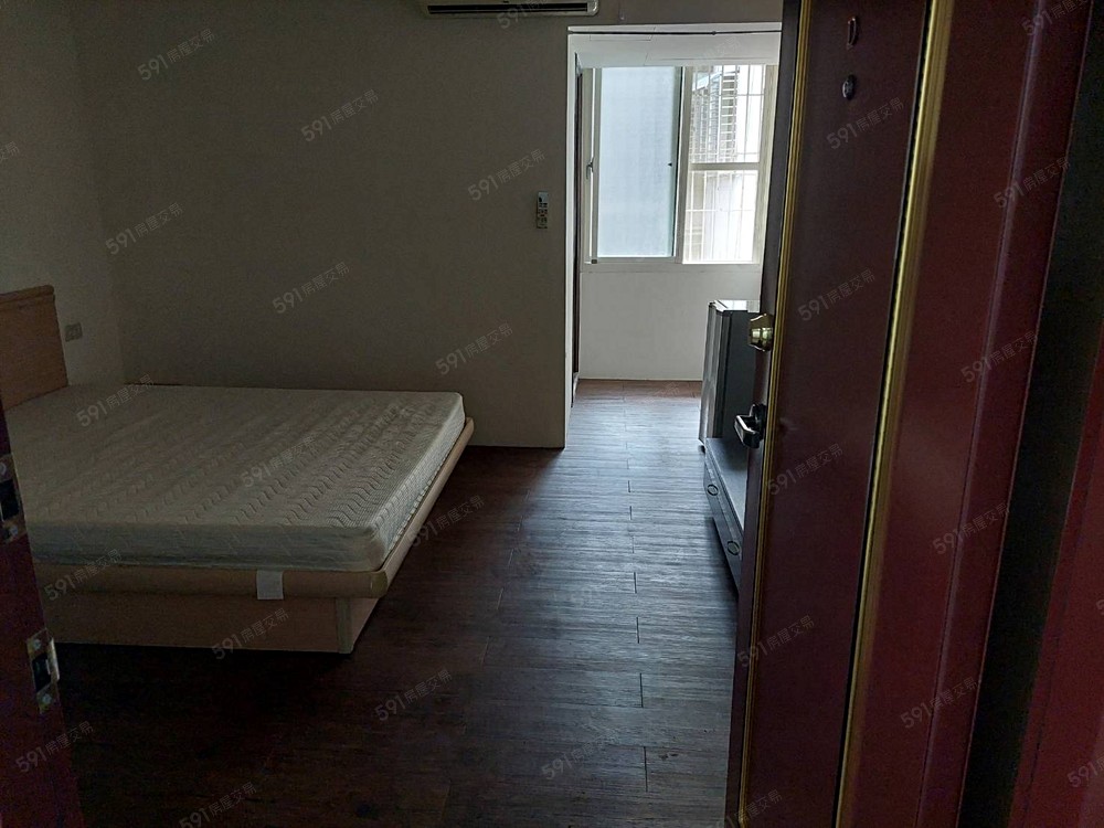 房間有大面窗,未開燈樣