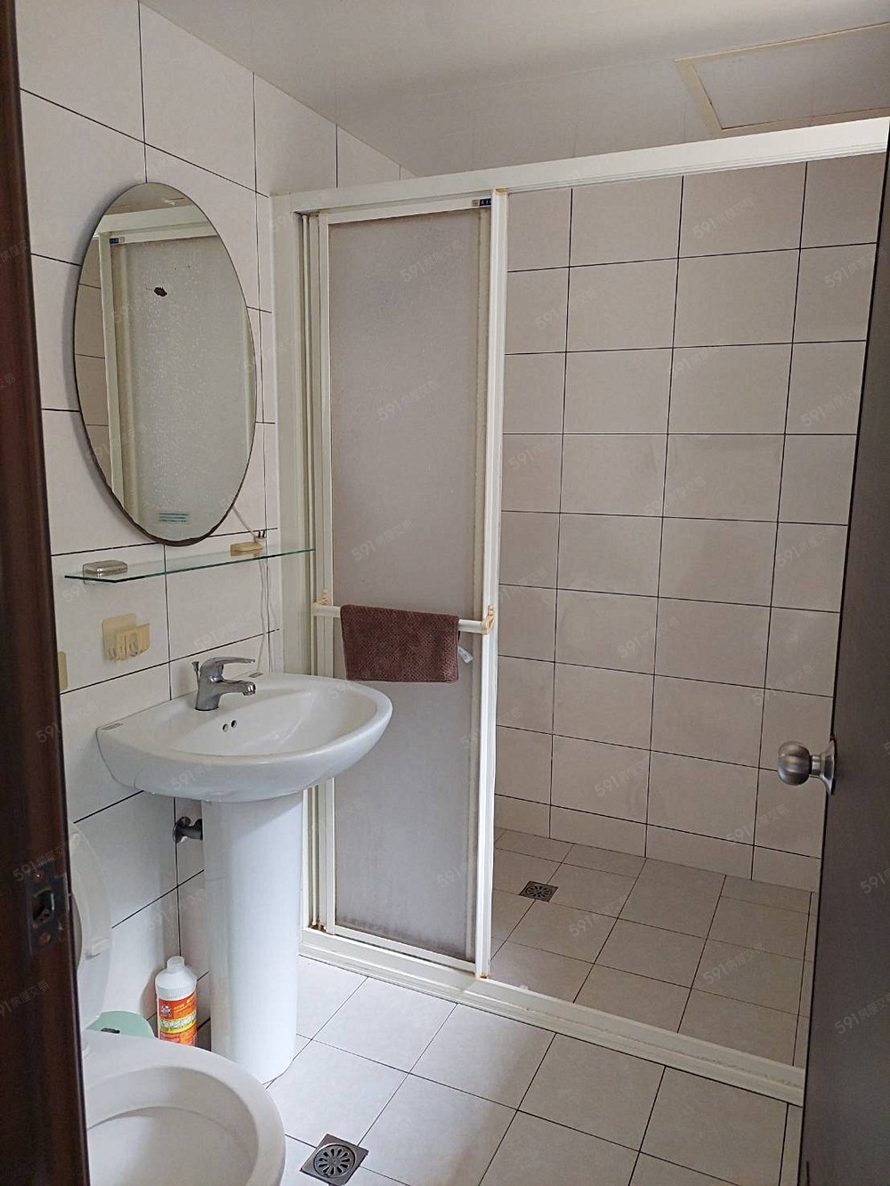 廁所有大面窗戶,通風明亮