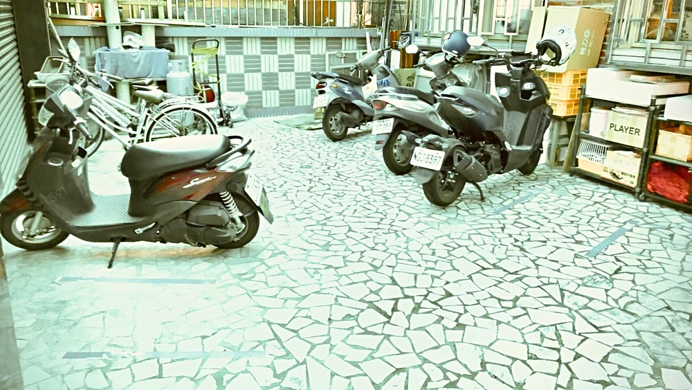 設有室內機車棚,停放安全、不怕風吹日曬。