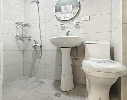 近文昌國小、商圈,格局方正寬敞明亮,全新裝璜及家具,可租補 - Image 9