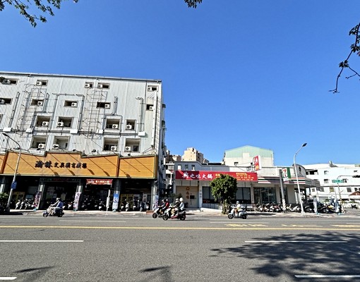文藻商圈臨路(邊間)店面(只租一樓) - Image 1