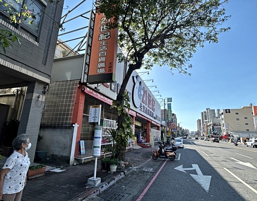 文藻商圈臨路(邊間)店面(只租一樓) - Image 2