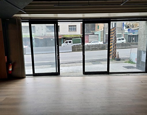 中正路1十2樓大路邊適合個人工作室門口好停車 - Image 1