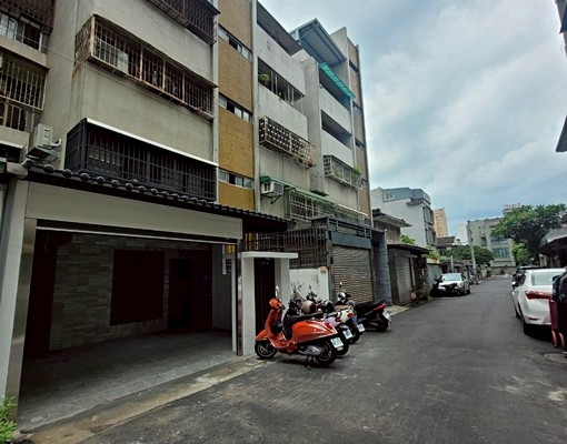 『西區』全新整理三房一樓公寓門前停車 - Image 1