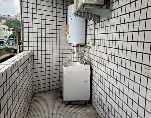 『北屯』透天三樓兩房獨立出入口樓梯~ - Image 8