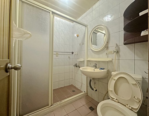 ☎淡水站☎捷運站旁黃金3樓2房☎找政亨 - Image 6